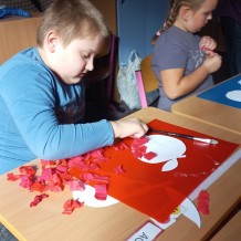 Výtvarně pohybový kroužek - výroba jablíčka a hrušku z krepového papíru