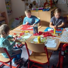 Výtvarně pohybový kroužek - výroba jablíčka a hrušku z krepového papíru