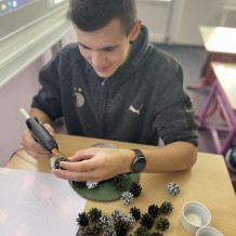 Příprava výrobků na tradiční Vánoční jarmark