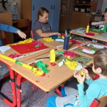 Výtvarně pohybový kroužek - výroba jablíčka a hrušku z krepového papíru