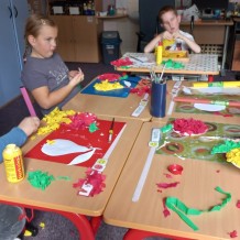 Výtvarně pohybový kroužek - výroba jablíčka a hrušku z krepového papíru