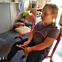 Výtvarně pohybový kroužek - výroba jablíčka a hrušku z krepového papíru