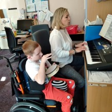 Výtvarně pohybový kroužek - výroba jablíčka a hrušku z krepového papíru