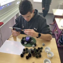 Příprava výrobků na tradiční Vánoční jarmark