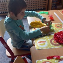 Výtvarně pohybový kroužek - výroba jablíčka a hrušku z krepového papíru