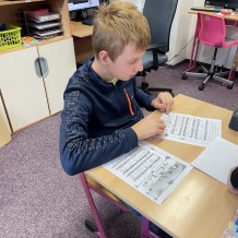 Příprava výrobků na tradiční Vánoční jarmark