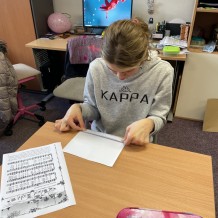 Příprava výrobků na tradiční Vánoční jarmark