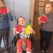 Výtvarně pohybový kroužek - výroba jablíčka a hrušku z krepového papíru