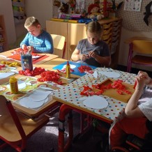 Výtvarně pohybový kroužek - výroba jablíčka a hrušku z krepového papíru