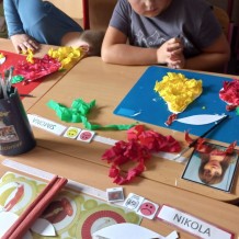 Výtvarně pohybový kroužek - výroba jablíčka a hrušku z krepového papíru